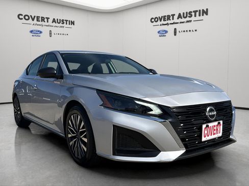 Used 2024 Nissan Altima 2.5 SV image 2