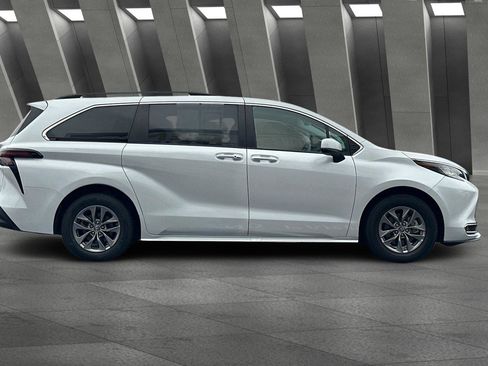 Used 2023 Toyota Sienna XLE image 3