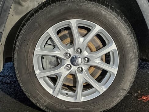 Used 2018 Jeep Cherokee Latitude Plus w/ Comfort/Convenience Group image 26