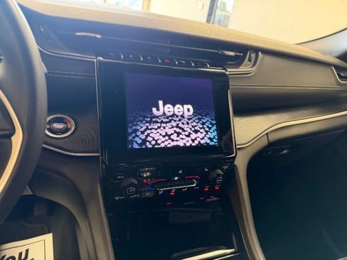 Used 2024 Jeep Grand Cherokee Altitude AWD/4WD image 12