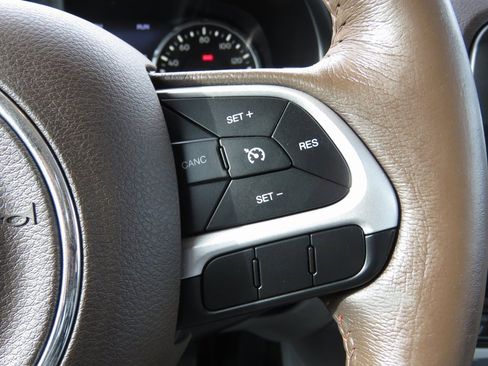 Used 2015 Jeep Renegade Limited image 23