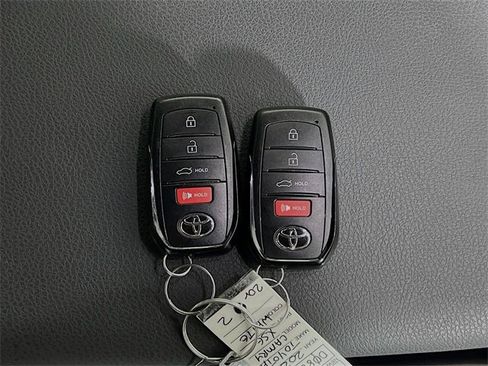 Used 2025 Toyota Camry SE image 32