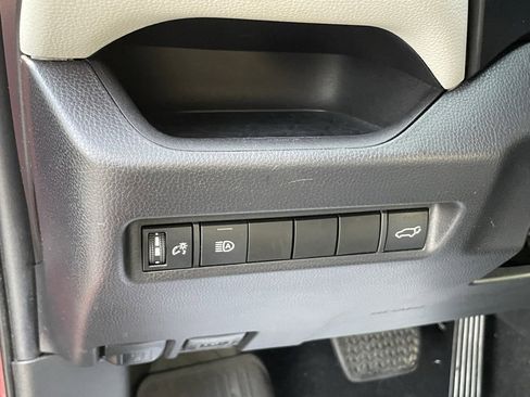 Used 2021 Toyota RAV4 XLE Premium image 12