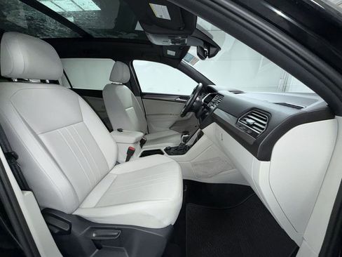 Used 2022 Volkswagen Tiguan SE R-Line image 11