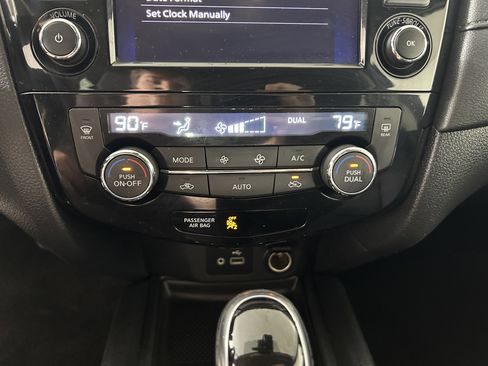Used 2020 Nissan Rogue SV image 23