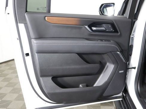 Used 2025 GMC Yukon XL Denali AWD/4WD image 32