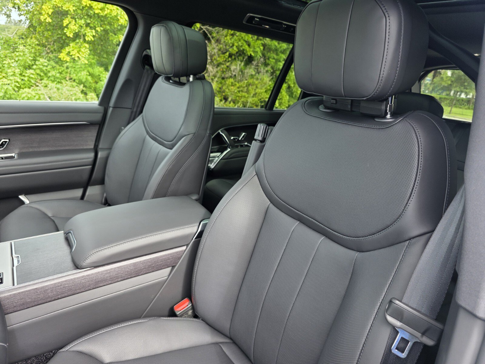 New 2026 Land Rover Range Rover Long Wheelbase SE AWD/4WD image 11
