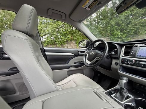 Used 2017 Toyota Highlander XLE AWD/4WD image 21