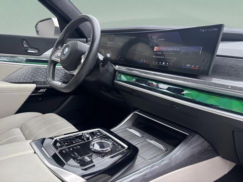 Certified 2024 BMW i7 xDrive60 image 24