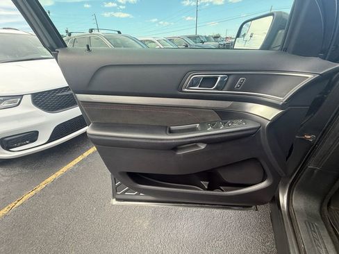 Used 2018 Ford Explorer XLT w/ Equipment Group 202A AWD/4WD image 11
