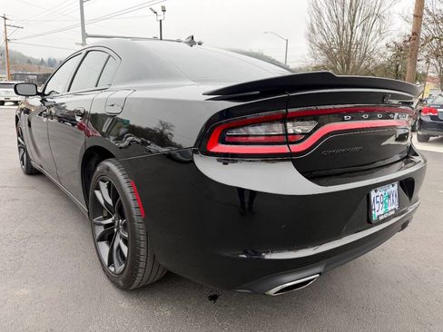 Used 2017 Dodge Charger R/T w/ Navigation & Travel Group image 18