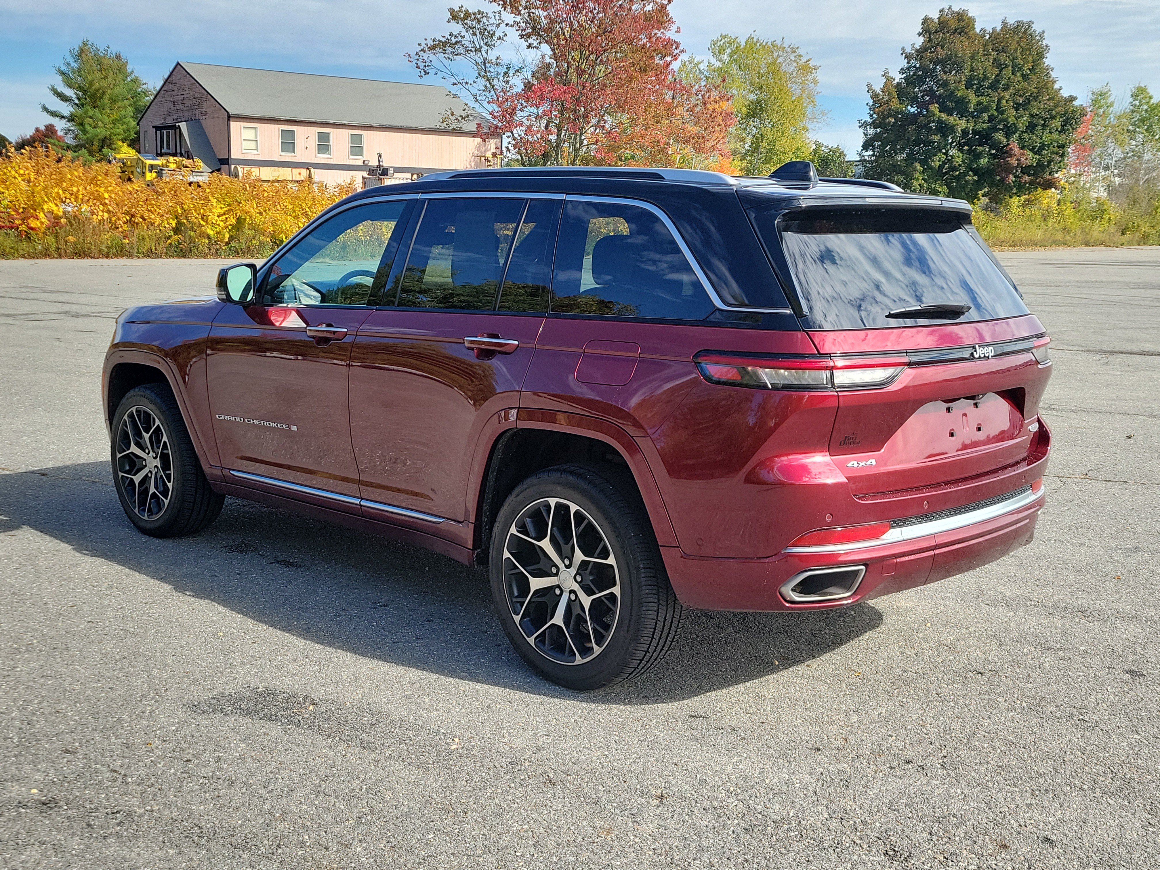 Used 2024 Jeep Grand Cherokee Summit AWD/4WD image 7