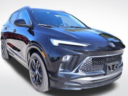 Used 2024 Buick Encore GX Sport Touring image 2