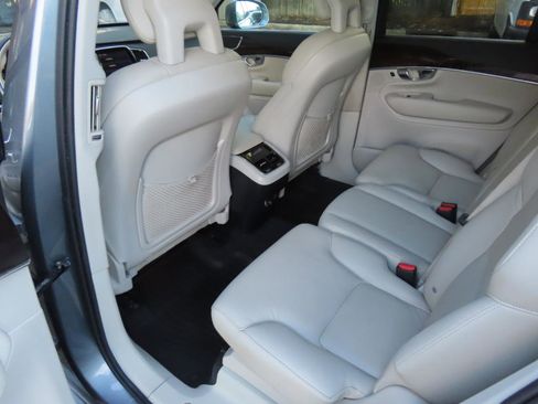 Used 2017 Volvo XC90 T6 Momentum w/ Vision Package AWD/4WD image 9