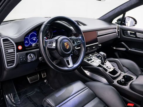 Used 2022 Porsche Cayenne Turbo S AWD/4WD image 4