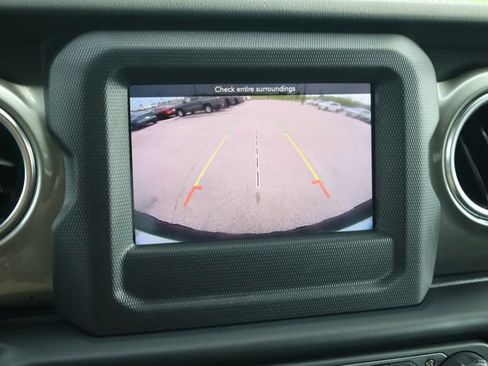Used 2019 Jeep Wrangler Unlimited Sahara w/ Safety Group AWD/4WD image 18