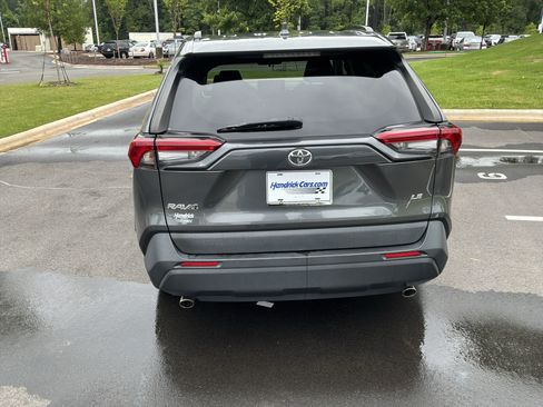 Used 2021 Toyota RAV4 LE FWD image 11