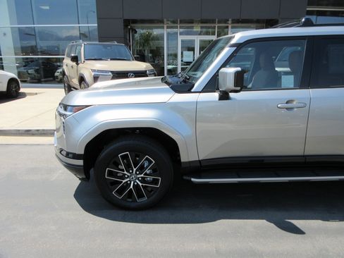 Used 2026 Lexus GX 550 w/ Cold Area Package AWD/4WD image 2