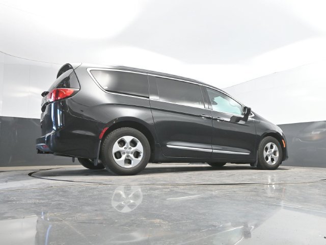 Used 2017 Chrysler Pacifica Touring-L Plus FWD image 45