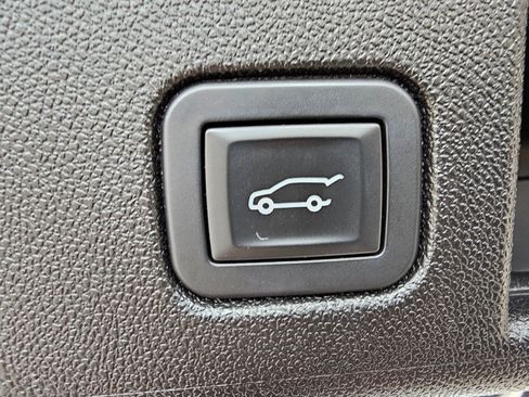 Used 2019 Chevrolet Equinox LT w/ Driver Convenience Package image 22