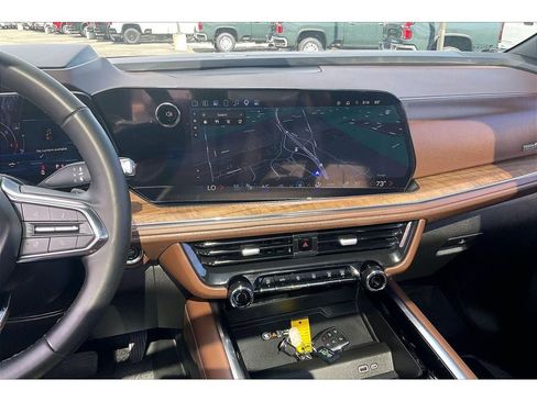 Used 2025 Chevrolet Suburban High Country image 7