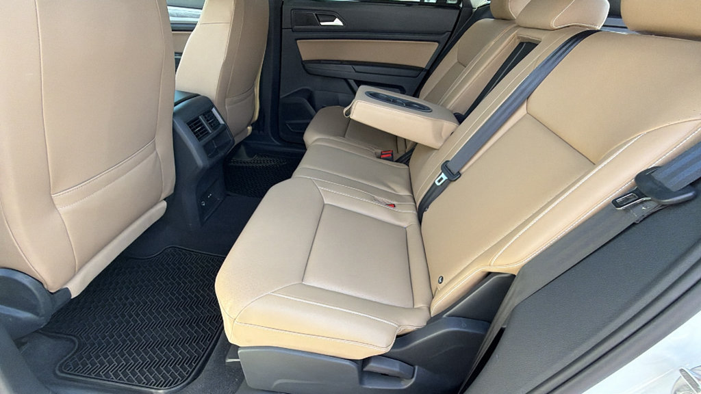 Used 2020 Volkswagen Atlas Cross Sport SE w/ Panoramic Sunroof Package FWD image 17