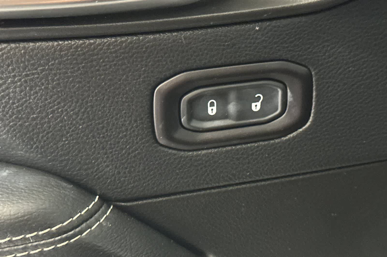 Used 2018 Jeep Wrangler Unlimited Sahara AWD/4WD image 13