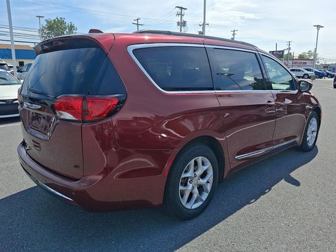 Used 2017 Chrysler Pacifica Touring-L w/ Tire & Wheel Group FWD image 4