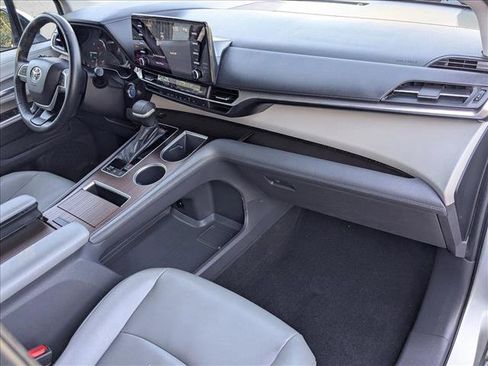 Used 2022 Toyota Sienna XLE image 23