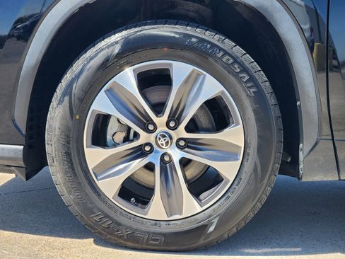 Used 2023 Toyota Highlander XLE image 11