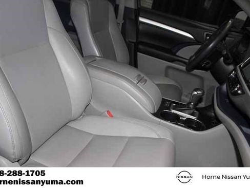 Used 2019 Toyota Highlander XLE w/ Carpet Mat Package (TMS) image 6