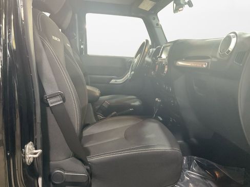 Used 2017 Jeep Wrangler Unlimited Rubicon w/ Cold Weather Group image 15