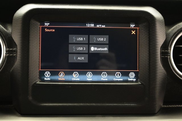 Used 2020 Jeep Gladiator Overland w/ Trailer Tow Package AWD/4WD image 32