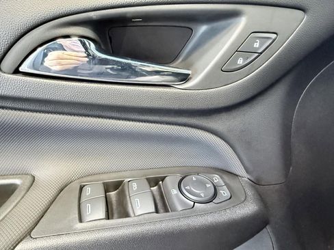 Used 2022 Chevrolet Equinox RS w/ Infotainment Package image 34