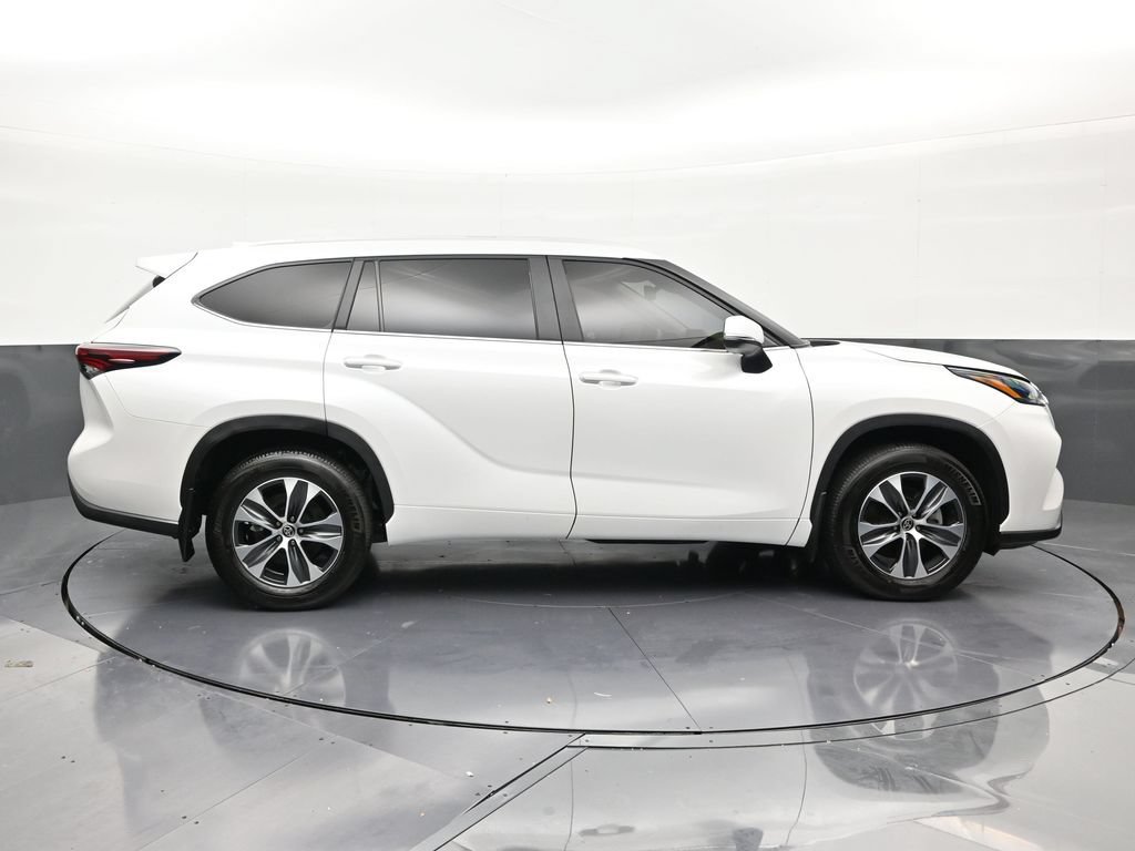 Used 2025 Toyota Highlander XLE FWD image 6