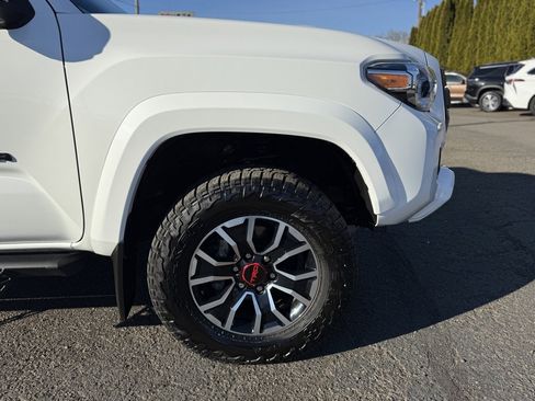 Used 2022 Toyota Tacoma TRD Sport image 14