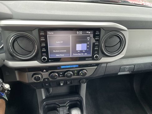 Used 2021 Toyota Tacoma SR5 AWD/4WD image 18
