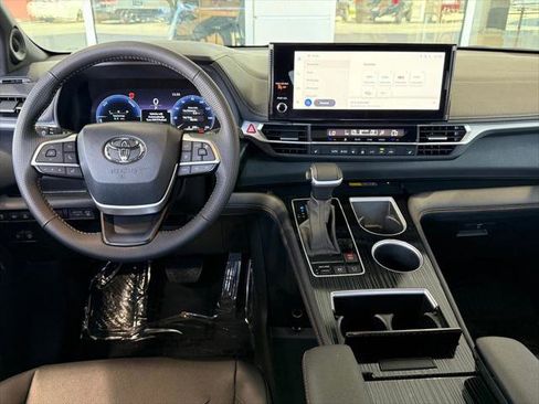 Certified 2025 Toyota Sienna XLE Woodland Edition AWD/4WD image 32