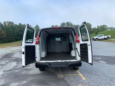 Used 2011 Chevrolet Express 2500 RWD image 9
