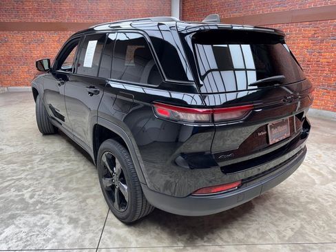 Used 2023 Jeep Grand Cherokee Altitude image 3