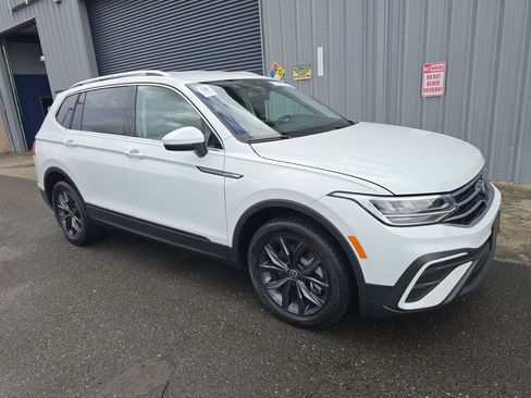 Used 2024 Volkswagen Tiguan SE AWD/4WD image 3