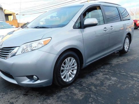 Used 2012 Toyota Sienna XLE image 5