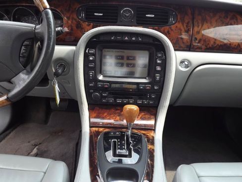 Used 2004 Jaguar XJ8 RWD image 17