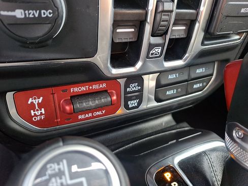 Used 2025 Jeep Wrangler Unlimited Rubicon w/ Convenience Group AWD/4WD image 23