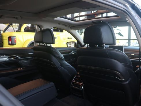Used 2018 BMW 740i image 19