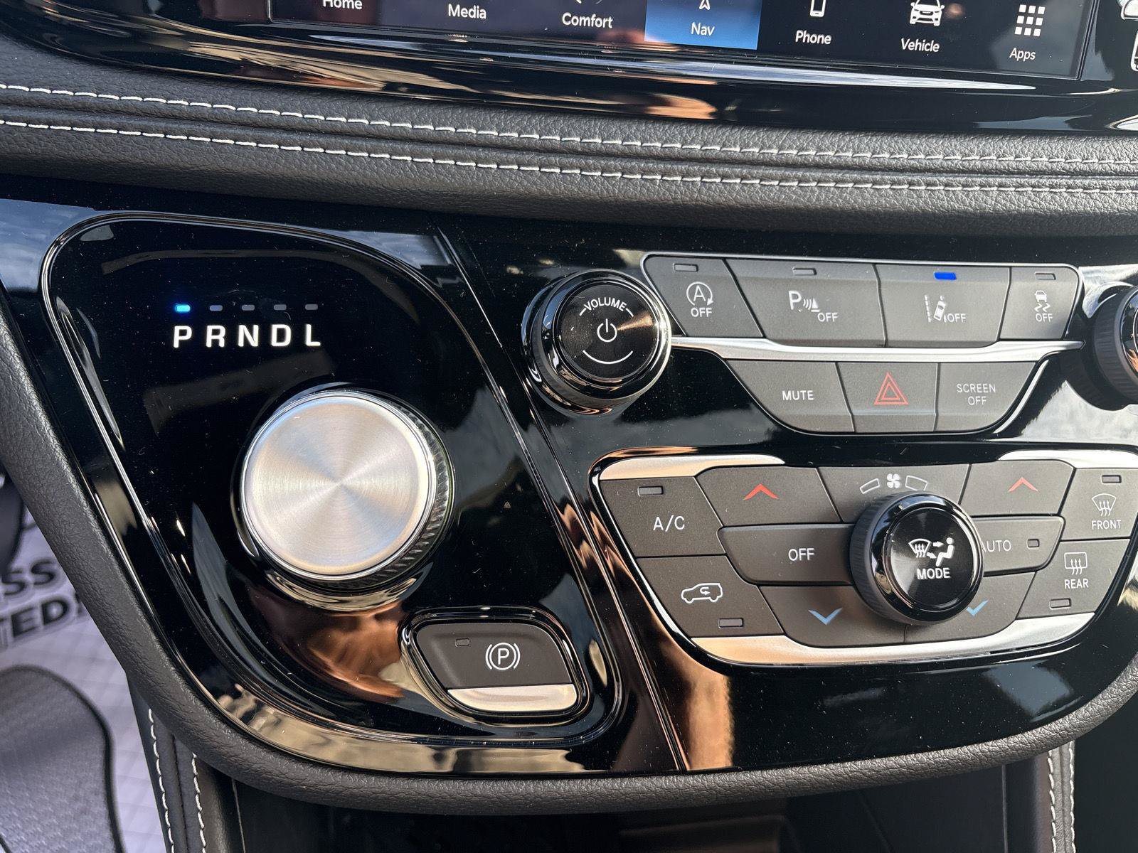 New 2027 Chrysler Pacifica Limited AWD/4WD image 25
