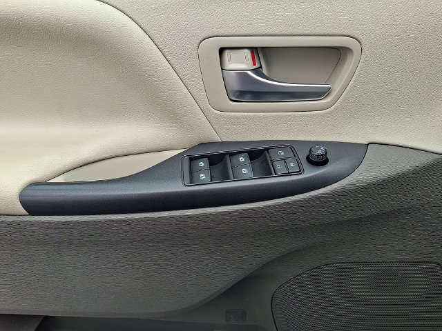 Used 2019 Toyota Sienna LE FWD image 13