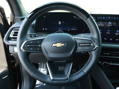 Used 2025 Chevrolet Traverse LT w/ Enhanced Driving Package image 11