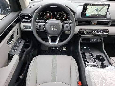 New 2025 Honda Pilot Touring image 9