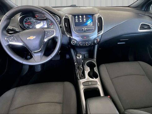 Used 2018 Chevrolet Cruze LT w/ Convenience Package FWD image 6